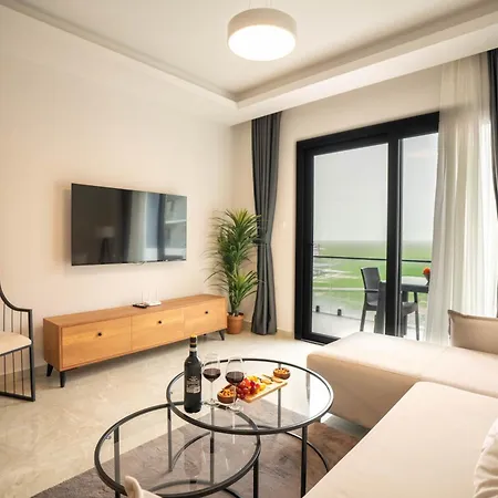 Riverside Life Apartamento Trikomo